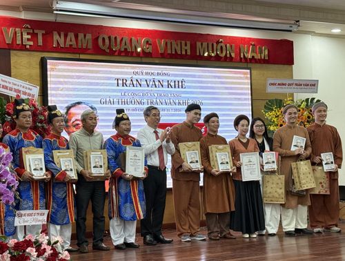 Ông Nguyễn Phước Lộc, Ủy viên Trung ương Đảng, Phó Bí thư Thành ủy, Chủ tịch Ủy ban MTTQ Việt Nam TP Hồ Chí Minh trao Giải thưởng Trần Văn Khê năm 2026 cho tập thể Nhà hát Nghệ thuật truyền thống Cung đình Huế và Nhóm Xẩm 48h.