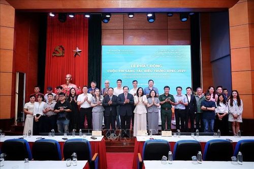 Các đại biểu chụp ảnh lưu niệm cùng các họa sĩ, nhà thiết kế tham dự cuộc thi. Ảnh: Phạm Tuấn Anh/TTXVN