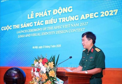Thượng tá Nguyễn Mạnh Tiến Phát đại diện họa sĩ, nhà thiết kế phát biểu hưởng ứng. Ảnh: Phạm Tuấn Anh/TTXVN