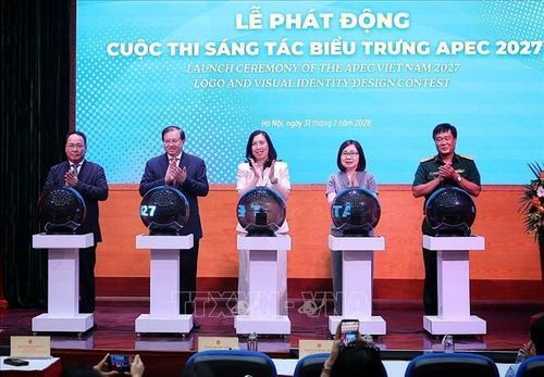 Các đại biểu thực hiện nghi thức phát động Cuộc thi sáng tác mẫu biểu trưng và bộ nhận diện hình ảnh APEC Việt Nam 2027. Ảnh: Phạm Tuấn Anh/TTXVN