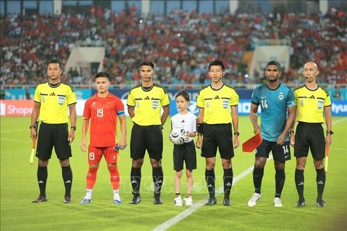 Hai đội làm thủ tục thi đấu.