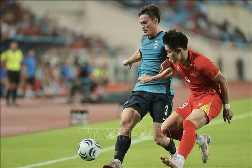 Pha tranh bóng giữa Đình Bắc và cầu thủ bên phía Singapore.
