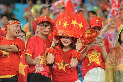Khán giả đến sân cổ vũ cho đội tuyển Việt Nam.