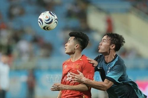 Pha tranh cướp bóng của Tiến Anh (số 15, Việt Nam) và cầu thủ bên phía Singapore.