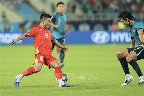 Pha đi bóng của Đội trưởng Quang Hải.