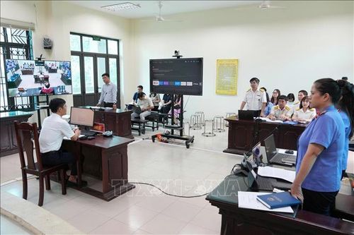Các bên đương sự trình bày tại phiên tòa.