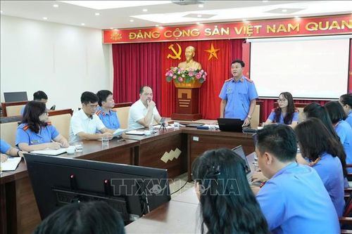 Viện trưởng Viện Kiểm sát nhân dân khu vực 5 - thành phố Hà Nội, Phùng Xuân Giang phát biểu rút kinh nghiệm sau phiên tòa khởi kiện công ích đầu tiên trên địa bàn thành phố.