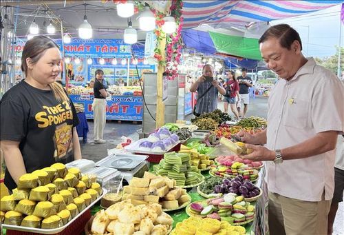 Người dân tham quan, thưởng thức các loại bánh dân gian tại Ngày hội Bánh dân gian Nam Bộ - An Giang 2026.