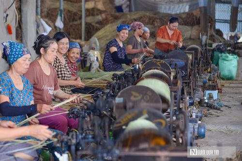 Lao động tham gia trồng và chế biến cói đa phần là người lớn tuổi. Thu nhập không cao, nhưng giúp họ ổn định cuộc sống ngay tại quê nhà.