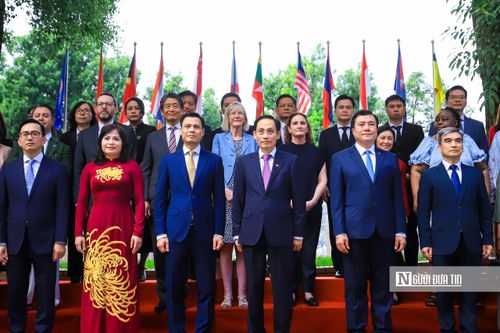 Việt Nam sẽ tiếp tục cùng các nước thành viên thúc đẩy hợp tác, phát huy vai trò trung tâm của ASEAN, đóng góp tích cực vào hòa bình, ổn định, hợp tác và phát triển ở khu vực cũng như trên thế giới, vì lợi ích của hơn 700 triệu người dân ASEAN.