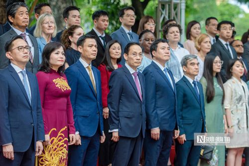 Trong không khí trang nghiêm, lá cờ ASEAN được kéo lên, thể hiện cam kết mạnh mẽ của Việt Nam đối với tiến trình xây dựng Cộng đồng ASEAN đoàn kết, tự cường, sáng tạo và hướng tới người dân. Lá cờ ASEAN tung bay, đánh dấu 59 năm hình thành và phát triển của ASEAN, đồng thời ghi dấu 31 năm Việt Nam trở thành thành viên chính thức của tổ chức.