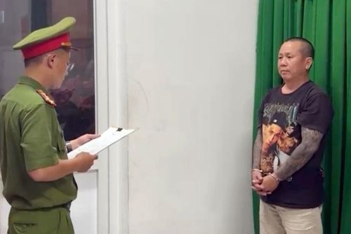 Công an công bố lệnh giữ người trong trường hợp khẩn cấp đối với Nguyễn Công Thành (Ảnh: Công an tỉnh Khánh Hòa).
