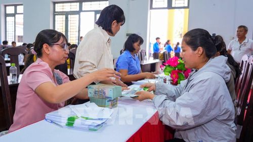 Người dân nhận nguồn vốn tín dụng ưu đãi từ các Chương trình mục tiêu quốc gia trên địa bàn tỉnh Tây Ninh. Ảnh: Minh Phú - TTXVN