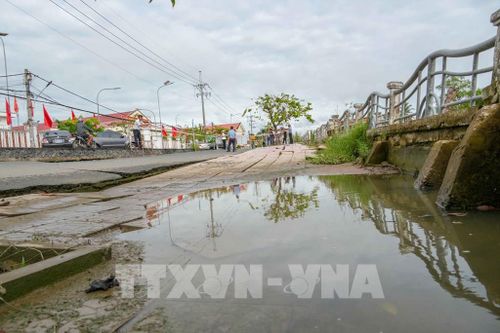 Đoạn kè kiên cố trước UBND xã Đại Hải, thành phố Cần Thơ bị sụp xuống so với mặt đường hơn nửa mét, xô lệch ra phía bờ sông. Ảnh: Thanh Liêm - TTXVN