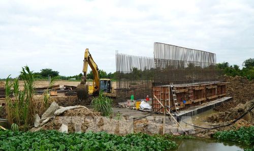 Công trình xây dựng cao tốc Mỹ An - Cao Lãnh, đoạn qua xã Tháp Mười, tỉnh Đồng Tháp. Ảnh: Nhựt An - TTXVN