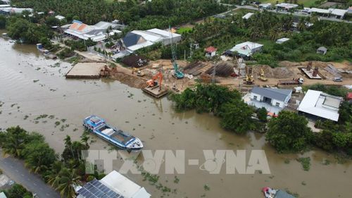 Cầu bắc qua kênh Nguyễn Văn Tiếp (xã Mỹ Quí, tỉnh Đồng Tháp) thuộc Dự án cao tốc Mỹ An - Cao Lãnh đang được triển khai thi công. Ảnh: Nhựt An - TTXVN