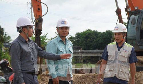 Đại diện chủ đầu tư và nhà thầu thường xuyên kiểm tra tiến độ xây dựng cao tốc Mỹ An - Cao Lãnh. Ảnh: Nhựt An - TTXVN