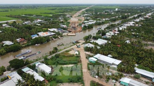 Nhà thầu triển khai thi công cầu bắc qua kênh Nguyễn Văn Tiếp (trên địa bàn xã Mỹ Quí, tỉnh Đồng Tháp). Ảnh: Nhựt An - TTXVN