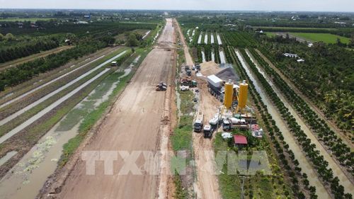 Dự án cao tốc Mỹ An - Cao Lãnh đã đắp cát nền đường, đang trong quá trình chờ gia tải. Ảnh: Nhựt An - TTXVN