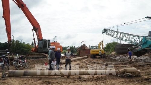 Cán bộ của Ban Quản lý Dự án Mỹ Thuận và đại diện nhà thầu thường xuyên đến công trường kiểm tra tình hình xây dựng cao tốc Mỹ An - Cao Lãnh. Ảnh: Nhựt An - TTXVN