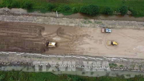 Thi công Dự án cao tốc Mỹ An - Cao Lãnh. Ảnh: Nhựt An - TTXVN