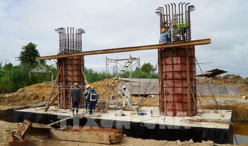 Công nhân xây dựng cầu thuộc Dự án cao tốc Mỹ An - Cao Lãnh. Ảnh: Nhựt An - TTXVN
