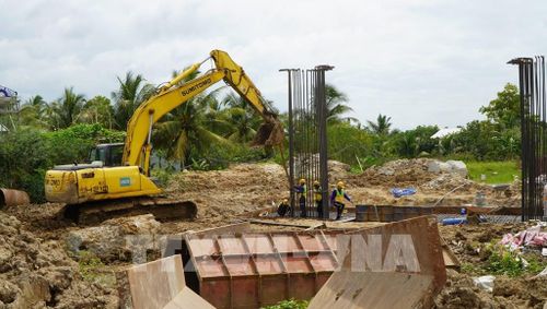 Thi công xây dựng cầu bắc qua kênh Tư Mới (xã Tháp Mười, tỉnh Đồng Tháp) thuộc Dự án cao tốc Mỹ An - Cao Lãnh. Ảnh: Nhựt An - TTXVN