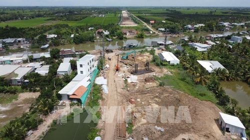 Thi công cầu bắc qua kênh Tư Mới (xã Tháp Mười, tỉnh Đồng Tháp). Ảnh: Nhựt An - TTXVN
