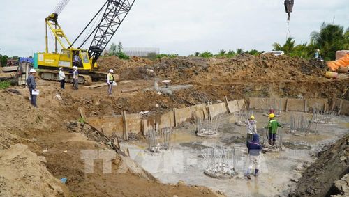 Công trình xây dựng cao tốc Mỹ An - Cao Lãnh, đoạn qua xã Tháp Mười, tỉnh Đồng Tháp. Ảnh: Nhựt An - TTXVN