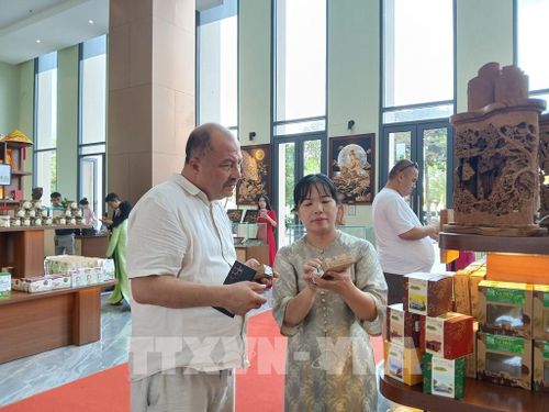 Du khách có thể thưởng thức trà, cà phê, đặc sản địa phương, tham gia workshop, giao lưu với nghệ nhân và tìm hiểu câu chuyện, giá trị văn hóa cũng như quy trình tạo ra sản phẩm. Ảnh: Mỹ Hà - TTXVN