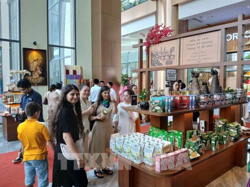 Du khách tham quan tại các điểm trưng bày và bán sản phẩm của Đà Nẵng. Ảnh: Mỹ Hà - TTXVN
