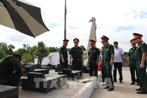 Đoàn công tác kiểm tra công tác lấy mẫu hài cốt liệt sĩ tại Nghĩa trang liệt sĩ Cao Lãnh (xã Mỹ Thọ). Ảnh: Hồng Thái - TTXVN