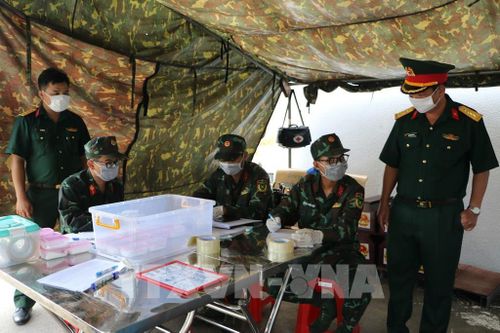 Đoàn công tác kiểm tra công tác lấy mẫu hài cốt liệt sĩ tại Nghĩa trang liệt sĩ Cao Lãnh (xã Mỹ Thọ). Ảnh: Hồng Thái - TTXVN