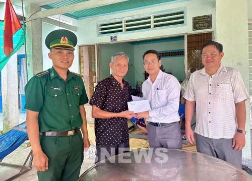 Thăm tặng quà cho gia đình có hoàn cảnh khó khăn trên địa bàn xã Hòa Hội, tỉnh Tây Ninh. Ảnh: Minh Phú - TTXVN