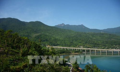 Vẻ đẹp hoang sơ, thanh bình cùng hệ sinh thái phong phú đã khiến nơi đây được ví như chốn bồng lai tiên cảnh. Ảnh: Văn Dũng-TTXVN