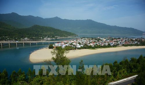 Vẻ yên bình của làng chài nhỏ khiến Lăng Cô trở thành nơi lý tưởng để tận hưởng vẻ đẹp nguyên sơ, thanh bình của thiên nhiên. Ảnh: Văn Dũng-TTXVN