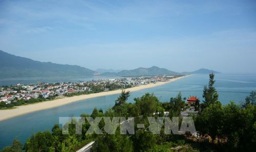 Vịnh Lăng Cô hiện lên như một bức tranh sống động, nơi biển xanh dịu dàng ôm ấp những dải cát trắng mịn màng. Ảnh: Văn Dũng - TTXVN