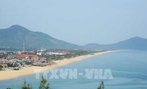 Bãi biển Lăng Cô trải dài thẳng tắp với bờ cát biển trắng tinh, mang vẻ đẹp hoang sơ. Ảnh: Văn Dũng-TTXVN
