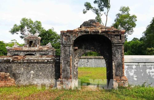 Cổng bên phải sân miếu Long Châu nằm ở trung tâm Điện Voi Ré, thành phố Huế. Ảnh: Nguyên Lý - TTXVN