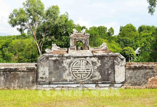 Mặt phía trong bức bình phong ở sau cổng tam quan của Điện Voi Ré, thành phố Huế. Ảnh: Nguyên Lý- TTXVN