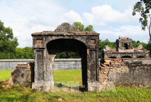 Cổng bên trái sân miếu Long Châu nằm ở trung tâm Điện Voi Ré, thành phố Huế. Ảnh: Nguyên Lý - TTXVN