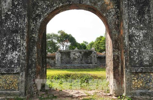 Cổng chính của cổng tam quan để vào Điện Voi Ré, thành phố Huế. Ảnh: Nguyên Lý - TTXVN