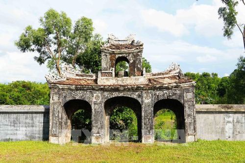Cổng tam quan nhìn từ phía trong của Điện Voi Ré, thành phố Huế. Ảnh: Nguyên Lý - TTXVN
