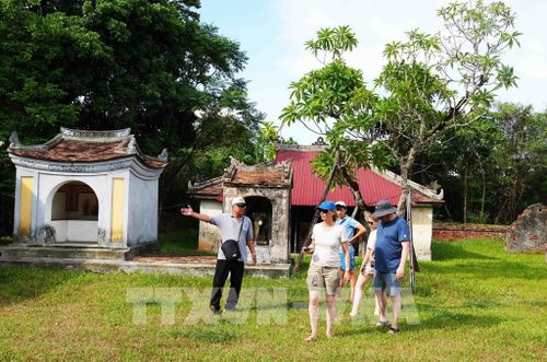 Du khách tham quan Điện Voi Ré, thành phố Huế. Ảnh: Nguyên Lý - TTXVN