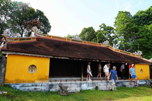 Du khách tham quan miếu Long Châu nằm ở trung tâm Điện Voi Ré, thành phố Huế. Ảnh: Nguyên Lý - TTXVN