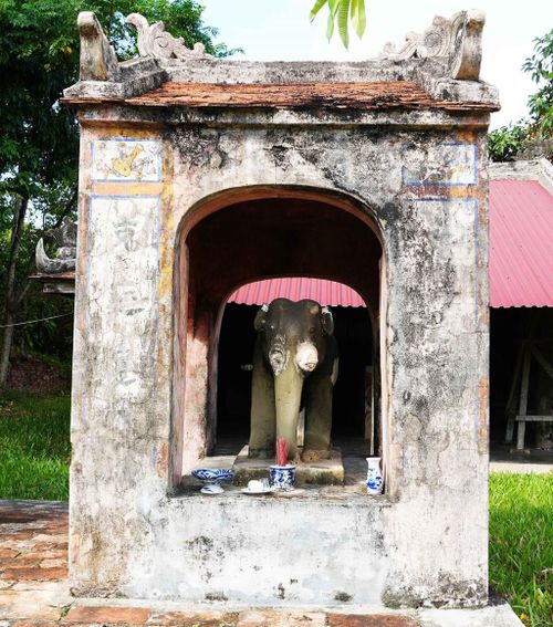 Miếu Tượng - nơi thờ tượng voi chế tác tinh xảo bằng đá trong Điện Voi Ré, thành phố Huế. Ảnh: Nguyên Lý - TTXVN