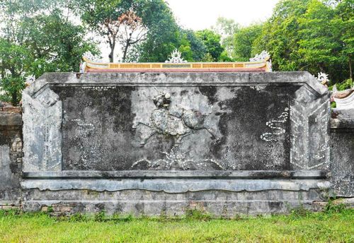 Mặt trước bức bình phong có linh vật Long Mã, ở ngay sau cổng tam quan của Điện Voi Ré, thành phố Huế. Ảnh: Nguyên Lý- TTXVN