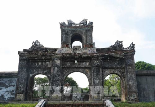 Cổng tam quan nhìn từ phía ngoài của Điện Voi Ré, thành phố Huế. Ảnh: Nguyên Lý - TTXVN