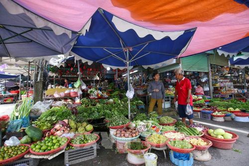 Chợ Long Hoa bày bán đa dạng rau, củ, quả tươi. Ảnh: Giang Phương – TTXVN