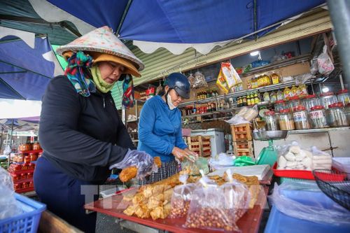 Thực phẩm chay bày bán tại Chợ Long Hoa trở thành nét văn hóa ẩm thực đặc trưng của vùng Thánh địa Cao Đài. Ảnh: Giang Phương – TTXVN